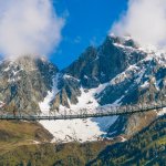 Die Hängebrücke am Iseltrail bei Virgen in Osttirol. Der Iseltrail führt entlang der Isel durch das ursprüngliche Virgental im Nationalpark Hohe Tauern und ist ein besonderes Erlebnis für Wanderer. Von Prägraten am Großvenediger und dem Hotel HEIMAT ist die Wanderregion rund um die Isel bequem erreichbar.