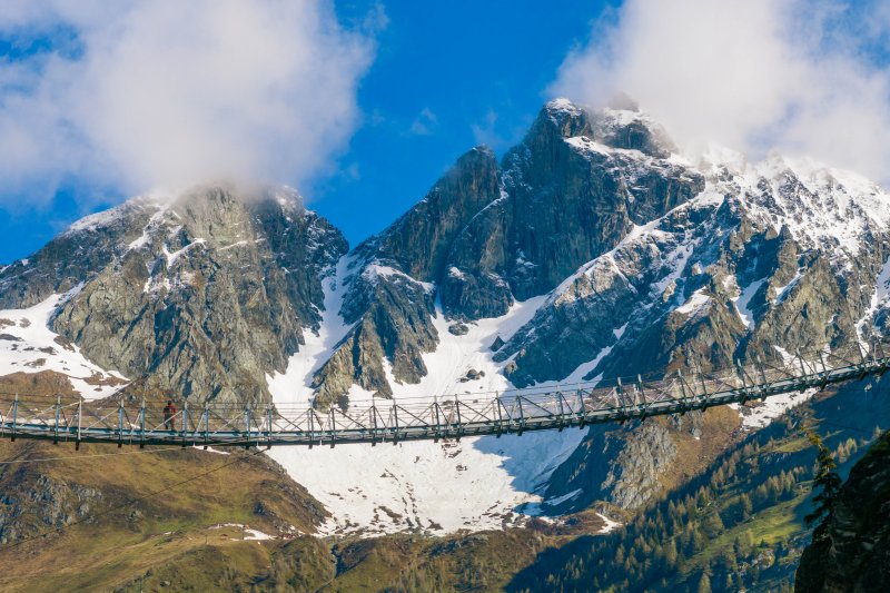 Die Hängebrücke am Iseltrail bei Virgen in Osttirol. Der Iseltrail führt entlang der Isel durch das ursprüngliche Virgental im Nationalpark Hohe Tauern und ist ein besonderes Erlebnis für Wanderer. Von Prägraten am Großvenediger und dem Hotel HEIMAT ist die Wanderregion rund um die Isel bequem erreichbar.