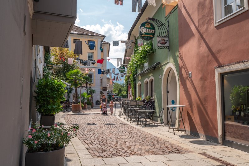 Die sommerliche Innenstadt von Lienz in Osttirol lädt zum Bummeln, Einkaufen und Verweilen ein. Die Sonnenstadt Lienz ist ein beliebtes Ausflugsziel im Osttirol-Urlaub und bietet historische Altstadt, Cafés, Geschäfte und zahlreiche Sehenswürdigkeiten. Von unserem Hotel HEIMAT in Prägraten am Großvenediger ist Lienz ein lohnendes Tagesausflugsziel.