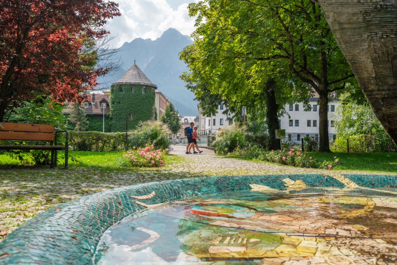Der historische Stadtturm in Lienz in Osttirol ist eines der bekanntesten Wahrzeichen der Stadt. Der markante Turm prägt das Stadtbild der historischen Altstadt und ist ein beliebtes Ziel bei einem Ausflug nach Lienz. Von Prägraten am Großvenediger und dem Hotel HEIMAT lässt sich Lienz ideal als Tagesausflug entdecken.
