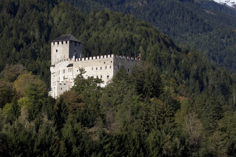 Schloss Bruck in Lienz ist eine historische Burganlage und heute ein Museum mit bedeutenden Kunst- und Kulturschätzen aus Osttirol. Das Schloss liegt oberhalb von Lienz und bietet einen besonderen Ausflug für Kulturinteressierte und Familien. Ein lohnendes Ausflugsziel bei einem Urlaub im Osttirol und von Prägraten am Großvenediger gut erreichbar.