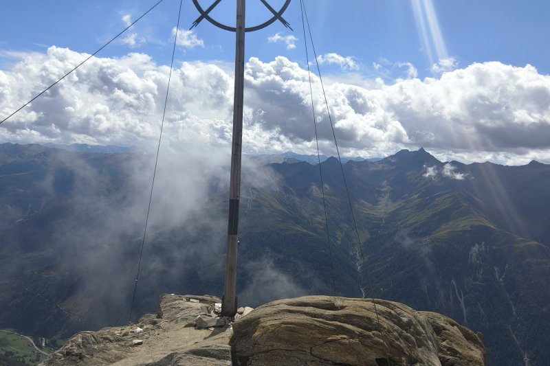 Der Vordere Sajatkopf bei Prägraten am Großvenediger ist ein beeindruckendes Ziel für erfahrene Bergwanderer. Die Tour führt in die hochalpine Bergwelt des Virg entals im Nationalpark Hohe Tauern und belohnt mit eindrucksvollen Ausblicken auf die umliegenden Gipfel. Eine anspruchsvolle Bergtour für erfahrene Wanderer und Bergsteiger im Urlaub in Osttirol.