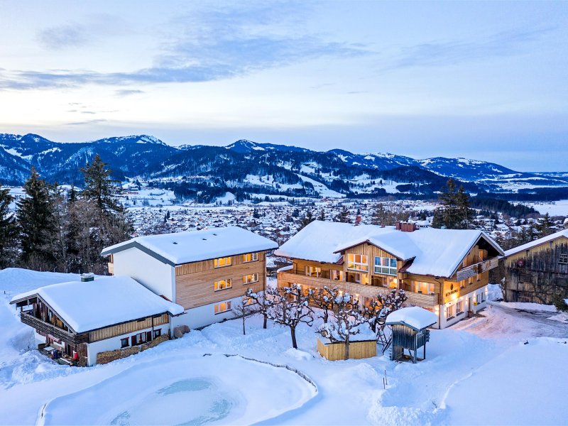 Außenansicht Hotel im Winter