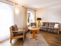 Wohnzimmer mit Sesseln und Tisch in einer Wohnung