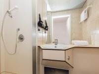 Badezimmer mit Dusche und Waschbecken