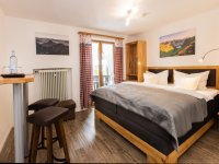 Schlafzimmer-mit-bett-fenster-der-bergregion