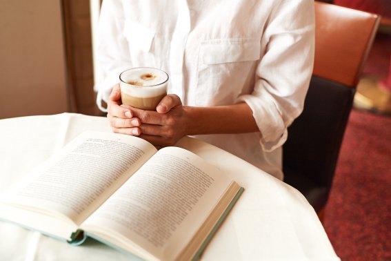 Wir schaffen die perfekte Atmosphäre, um bei einem köstlichen Kaffee und einem guten Buch zu entspannen.