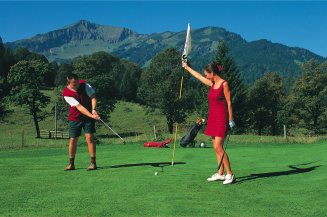 Perfekter Putt Der 9-Loch Golfplatz Oberstdorf liegt traumhaft Mitten in der Natur mit Blick auf die Allgäuer Berge.