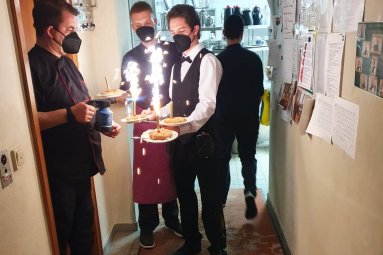 Letzte Vorbereitungen für die flammende Überraschung