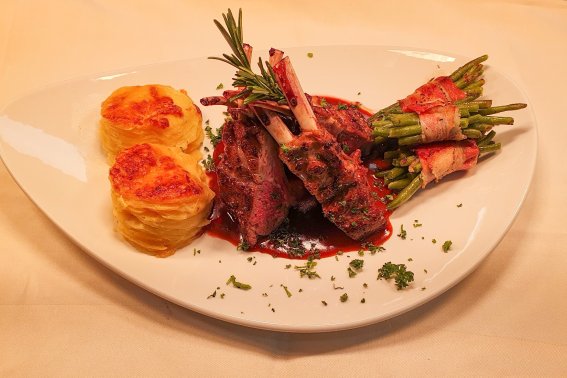 Rosa gebratenes Lammkarrée