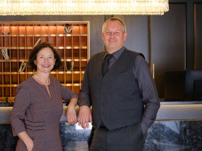 Tina & André Brandt vor der neuen Rezeption