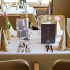 Nehmen Sie am gedeckten Tisch im Restaurant Oberstdorf Platz und lassen Sie sich von unserer erstklassigen Küche verzaubern. Beobachten Sie das Treiben auf dem Marktplatz von Oberstdorf und speisen Sie im stilvollen Ambiente des Mohren Restaurant Oberstdorf.