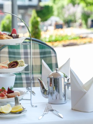 Auf unserer gemütlichen Sonnenterrasse des Café Oberstdorf, direkt am Marktplatz gelegen, können Sie nachmittags eine Tea Time nach englischen Vorbild genießen. Lassen Sie sich von süßen und herzhaften Köstlichkeiten verwöhnen!