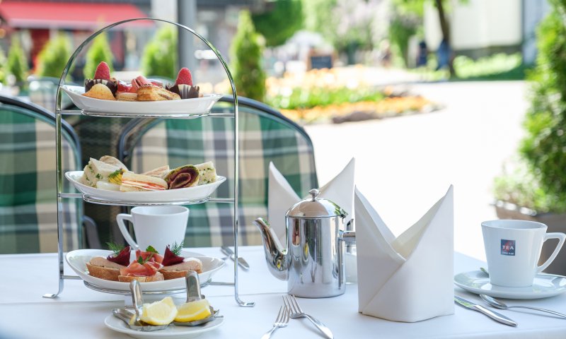 Auf unserer gemütlichen Sonnenterrasse des Café Oberstdorf, direkt am Marktplatz gelegen, können Sie nachmittags eine Tea Time nach englischen Vorbild genießen. Lassen Sie sich von süßen und herzhaften Köstlichkeiten verwöhnen!