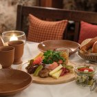 Genießen Sie unsere leckeren Speisen im Gewölbe-Weinkeller.