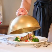 Rehrücken Ferdinand serviert unter der Gloche im Mohren Hotel Oberstdorf Unsere hervorragende Küche wird Sie sicher beeindrucken, denn unsere Küche steht für purer Genuss. Erleben Sie köstliche Speisen im Mohren Hotel Oberstdorf.