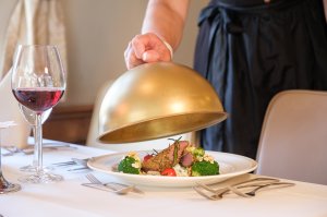 Rehrücken Ferdinand serviert unter der Gloche im Mohren Hotel in Oberstdorf