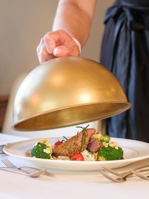 Unsere hervorragende Küche wird Sie sicher beeindrucken, denn unsere Küche steht für purer Genuss. Erleben Sie köstliche Speisen im Mohren Hotel Oberstdorf.