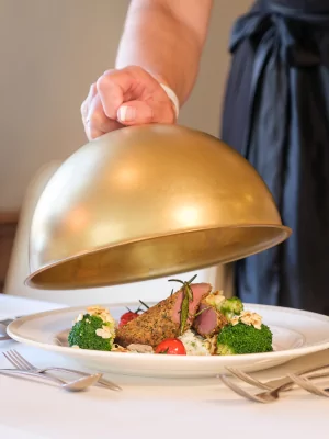 Unsere hervorragende Küche wird Sie sicher beeindrucken, denn unsere Küche steht für purer Genuss. Erleben Sie köstliche Speisen im Mohren Hotel Oberstdorf.