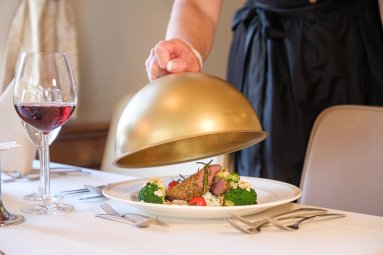 Unsere hervorragende Küche wird Sie sicher beeindrucken, denn unsere Küche steht für purer Genuss. Erleben Sie köstliche Speisen im Mohren Hotel Oberstdorf.
