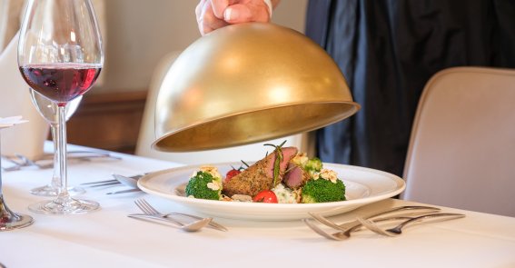 Unsere hervorragende Küche wird Sie sicher beeindrucken, denn unsere Küche steht für purer Genuss. Erleben Sie köstliche Speisen im Mohren Hotel Oberstdorf.