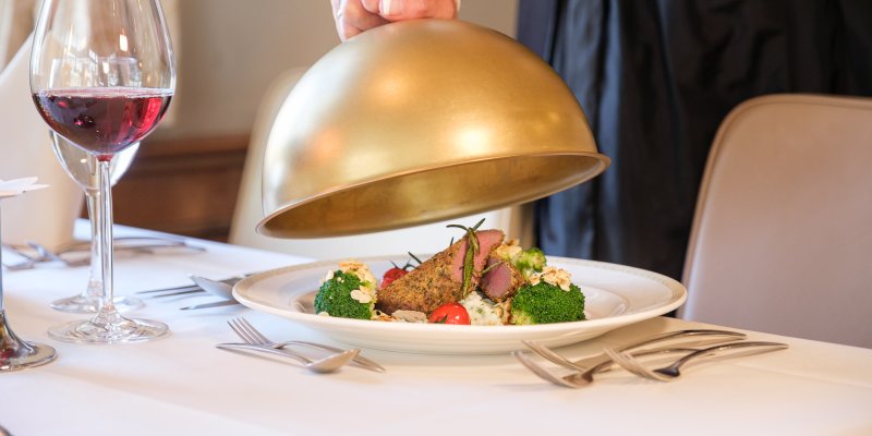 Unsere hervorragende Küche wird Sie sicher beeindrucken, denn unsere Küche steht für purer Genuss. Erleben Sie köstliche Speisen im Mohren Hotel Oberstdorf.