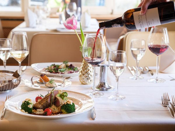 Zu unseren köstlichen Speisen passt am Besten einer unserer hochwertigen Weine. Kosten Sie die Auswahl bei einem Besuch im Mohren Hotel Oberstdorf.