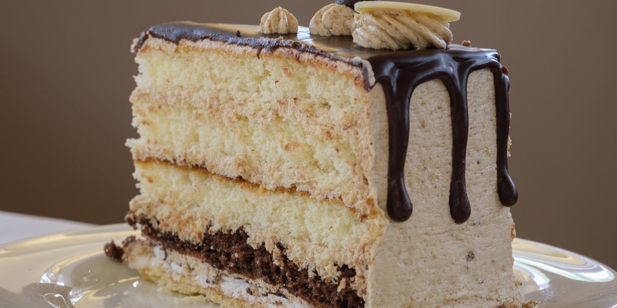 Unsere leckeren Kuchen und Torten lassen Ihnen schon beim Anblick das Wasser im Mund zusammenlaufen. Probieren Sie zum Beispiel die leckere Haustorte des Café Oberstdorf: Mokka-Buttercreme-Baiser!