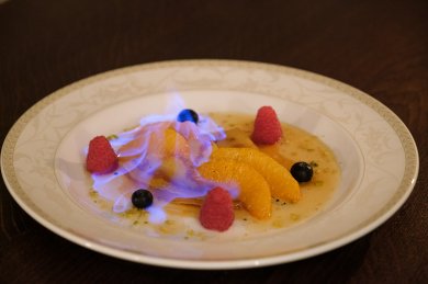 Flambierter Crêpe Suzette Im Urlaub darf man sich auch mal etwas extravagantes gönnen. Da sind Sie bei unserer Dessert-Auswahl genau richtig!