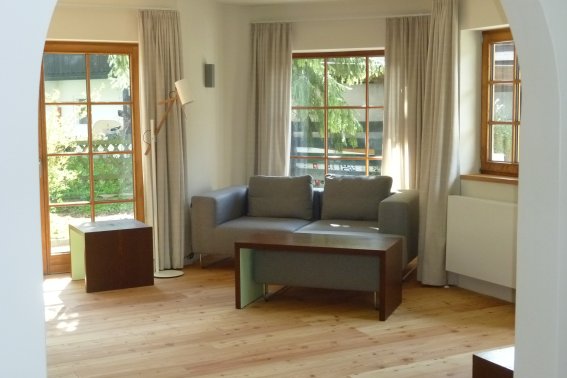 Hier lässt es sich prima leben. Helles Holz und große Fenster machen die Ferienwohnung Reisigl so richtig gemütlich.