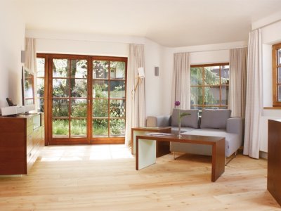Das helle und geräumige Wohnzimmer der Ferienwohnung Mohren ist mit den neuesten technischen Rafinessen ausgestattet.
