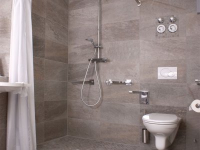 Das moderne Badezimmer der Ferienwohnung Mohren ist ohne Barrieren und deshalb besonder rollstuhlfreundliche gestaltet.