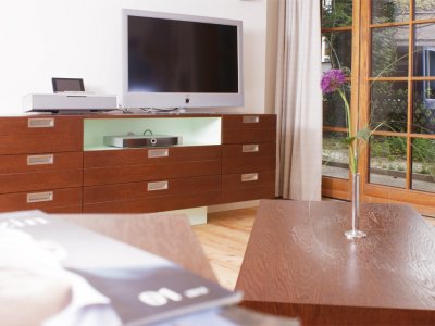 Das geräumige Wohnzimmer in der Ferienwohnung Mohren verfügt über modernste Unterhaltungselektronik: Flatscreen-TV, iPod-Dockingstation und DVD-Player.
