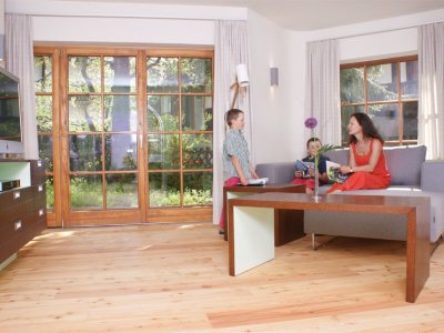Das geräumige Wohnzimmer der Ferienwohnung Mohren ist durch freundliche Farben und helles Holz sehr einladend gestaltet.