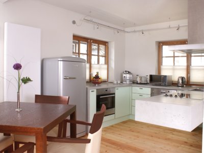 Hell, sehr geräumig und gemütlich präsentiert sich die moderne Wohnküche in der Ferienwohnung Mohren.