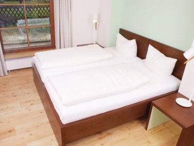 Viel Platz, helle, freundliche Farben und hochwertige Möbel finden Sie im geräumigen Doppelzschlafzimmer.