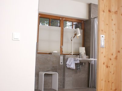 Das Badezimmer ist sehr geräumig und mit modernem Bad-Design ausgestattet. Es ist komplett rollstuhl -und behindertengerecht mit ebener Dusche und unterfahrbarem Waschbecken.