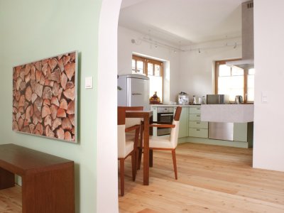 Die großzügige Wohnküche in der Ferienwohnung Mohren ist neu und komplett ausgestattet.