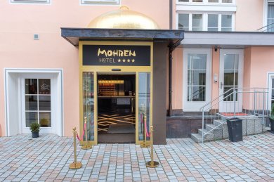 Der neugestaltete Eingangsbereich - treten Sie ein Herzlich Willkommen im Hotel Mohren. Wir wünschen Ihnen einen erholsamen Aufenthalt bei uns.