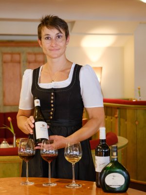 Restaurantleiterin Nathalie Türtscher präsentiert das Wein-Trio