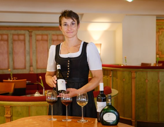 Restaurantleiterin Nathalie Türtscher präsentiert das Wein-Trio