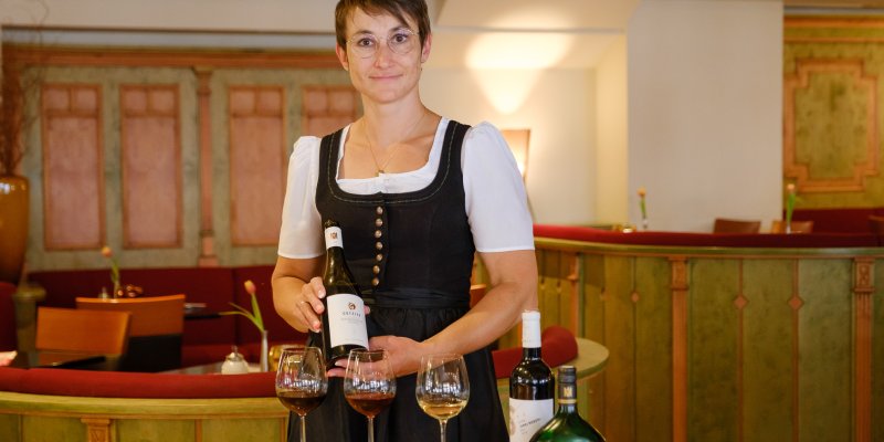 Restaurantleiterin Nathalie Türtscher präsentiert das Wein-Trio