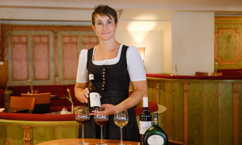 Restaurantleiterin Nathalie Türtscher präsentiert das Wein-Trio
