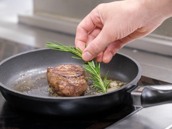 Kochen mit Leidenschaft Unser Küchenchef Daniel Höfling zaubert mit viel Leidenschaft exzellente Gerichte.