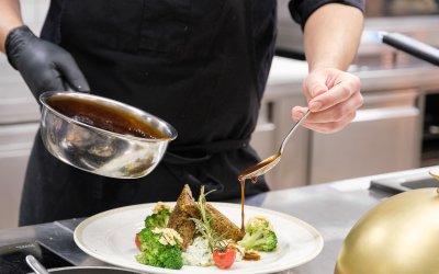 Unser Küchenchef bereitet Ihnen mit viel Liebe die köstlichsten Speisen zu!