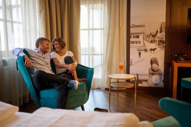 Unsere stilvollen Deluxe Zimmer laden zum Entspannen ein Genießen Sie ein bisschen Zweisamkeit auf Ihrem Zimmer und entspannen Sie sich.
