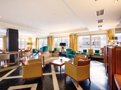 In unserer Prinzenlounge können Sie es sich auf einem Sofa oder Sessel gemütlich machen und entspannen. Mit Blick auf die Gassen abseits des Marktplatz Oberstdorf.