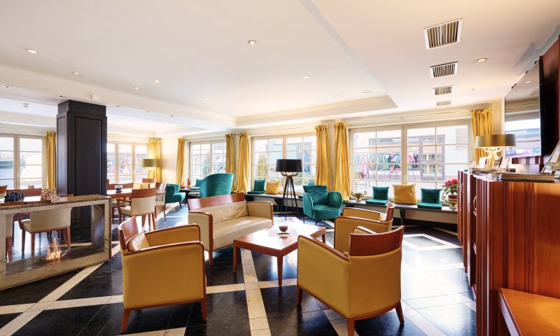 In unserer Prinzenlounge können Sie es sich auf einem Sofa oder Sessel gemütlich machen und entspannen. Mit Blick auf die Gassen abseits des Marktplatz Oberstdorf.