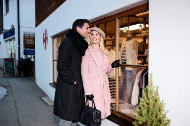 Bummeln Sie gelassen durch die kleinen Geschäfte in Oberstdorf.