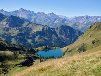 Vom Mohren Hotel Oberstdorf eine Wanderung auf das Nebelhorn unternehmen, dank gratis Bergbahnkarten